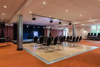 Espace de conférence ou salle de réunion dans l'établissement Hôtel du Béryl, Lons-le-Saunier