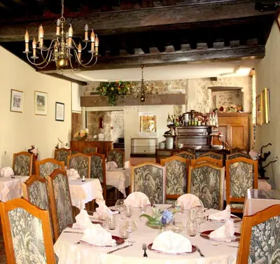 Restaurant ou autre lieu de restauration dans l'établissement Logis Des Trois Maures
