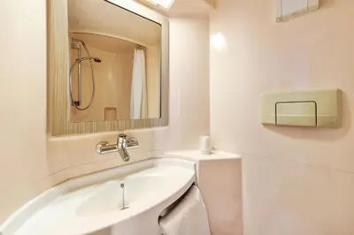 Salle de bains dans l'établissement Premiere Classe Dijon Sud - Marsannay