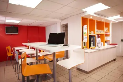 Télévision ou salle de divertissement dans l'établissement Première Classe Dijon Nord - Zénith