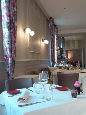 Restaurant ou autre lieu de restauration dans l'établissement Hostellerie d'Héloïse Logis