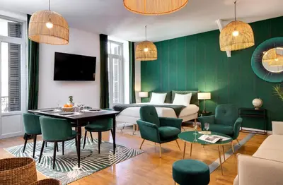 Télévision ou salle de divertissement dans l'établissement Hôtel des Ducs