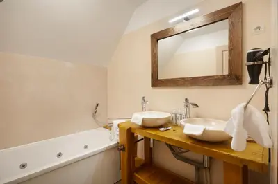Salle de bains dans l'établissement Domaine de Bersaillin