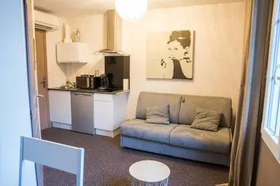 Cuisine ou kitchenette dans l'établissement Studio Sainte Marie la Blanche
