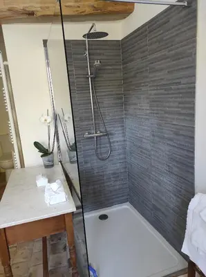 Salle de bains dans l'établissement Le Fournil des Jardins d'Ayaël