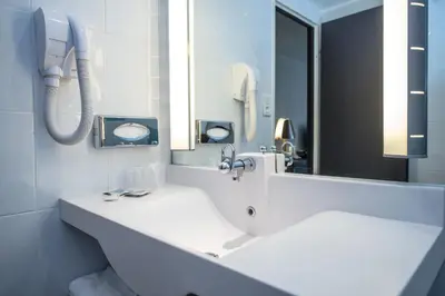 Salle de bains dans l'établissement Kyriad Montchanin le Creusot
