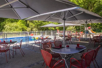 Piscine de l'établissement Kyriad Montchanin le Creusot ou située à proximité