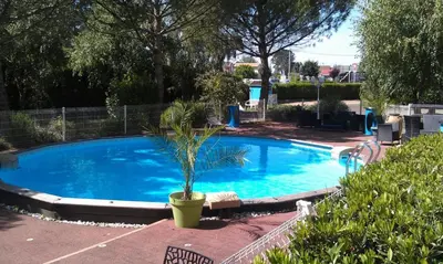 Piscine de l'établissement Logis Les Charmilles Chalon-sur-Saône Sud ou située à proximité
