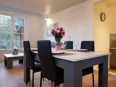 Coin salon dans l'établissement Cottage du lac de Chaumeçon avec étang privé