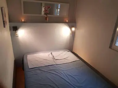 Un ou plusieurs lits dans un hébergement de l'établissement Cottage du lac de Chaumeçon avec étang privé