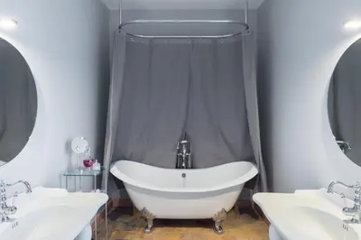 Salle de bains dans l'établissement Château de Pierreclos