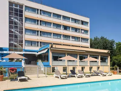 Piscine de l'établissement Hôtel Mercure Mâcon Bord de Saône ou située à proximité
