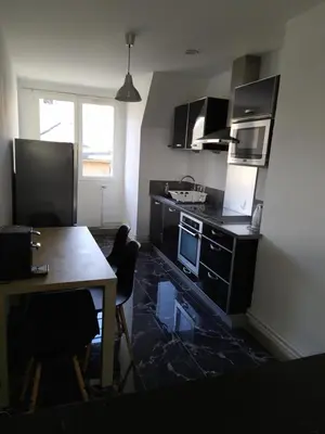 Cuisine ou kitchenette dans l'établissement Bel appartement en plein coeur de ville