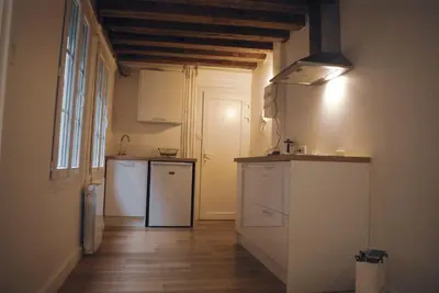 Cuisine ou kitchenette dans l'établissement Dijon Standing Historic City Apartment