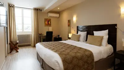 Un ou plusieurs lits dans un hébergement de l'établissement Hotel-restaurant Les Caudalies