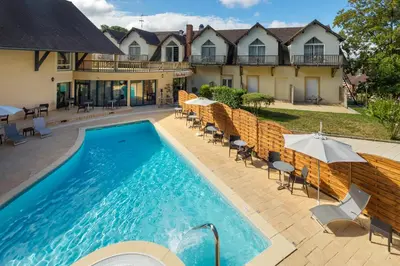 Piscine de l'établissement Logis Hôtel Parenthèse, Restaurant & Spa ou située à proximité