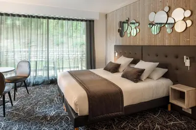 Un ou plusieurs lits dans un hébergement de l'établissement Logis Hôtel Parenthèse, Restaurant & Spa