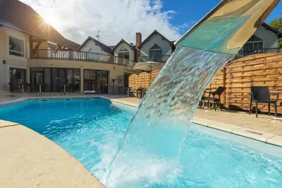 Piscine de l'établissement Logis Hôtel Parenthèse, Restaurant & Spa ou située à proximité
