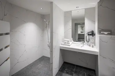 Salle de bains dans l'établissement Logis Hôtel Parenthèse, Restaurant & Spa