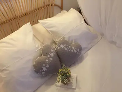Un ou plusieurs lits dans un hébergement de l'établissement La petite madeleine - Chambre d'hôtes- Piscine & spa