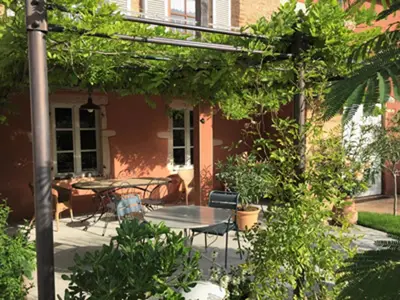 Jardin de l'établissement La petite madeleine - Chambre d'hôtes- Piscine & spa