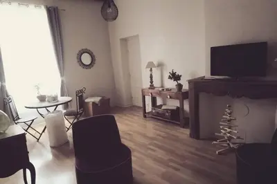 Télévision ou salle de divertissement dans l'établissement GITE LE SAINT-AMOUR