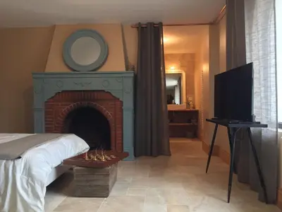 Télévision ou salle de divertissement dans l'établissement EN VILLE À LA CAMPAGNE