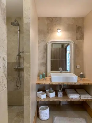 Salle de bains dans l'établissement STUDIO EN VILLE ET CAMPAGNE