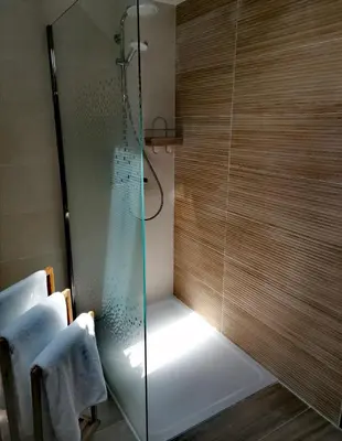 Salle de bains dans l'établissement Les chambres de la Cotinière - Bord de Saône - St Jean de Losne