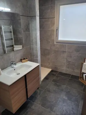 Salle de bains dans l'établissement Les chambres de la Cotinière - Bord de Saône - St Jean de Losne