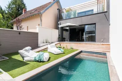 Piscine de l'établissement Le Clos des Jardins ou située à proximité
