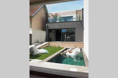 Piscine de l'établissement Le Clos des Jardins ou située à proximité