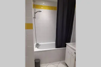 Salle de bains dans l'établissement LE PETIT SAINT NICOLAS, EN PLEIN CENTRE VILLE