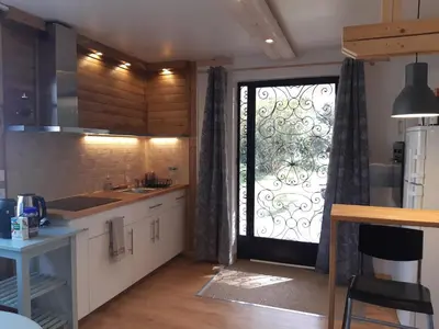 Cuisine ou kitchenette dans l'établissement La maison bleue