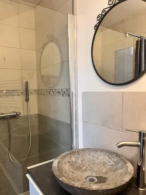 Salle de bains dans l'établissement le nid de Mymy
