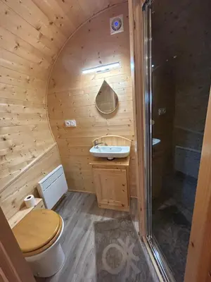 Salle de bains dans l'établissement L'Insolite Jurassienne