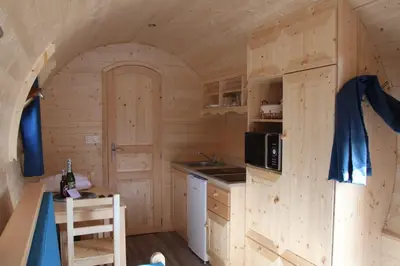 Cuisine ou kitchenette dans l'établissement L'Insolite Jurassienne