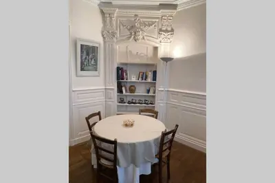 Bibliothèque dans l'appartement