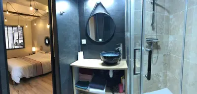 Salle de bains dans l'établissement Appartements chez Delphine et Guillaume au coeur de Semur en Auxois