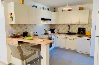 Cuisine ou kitchenette dans l'établissement Petit Blanc
