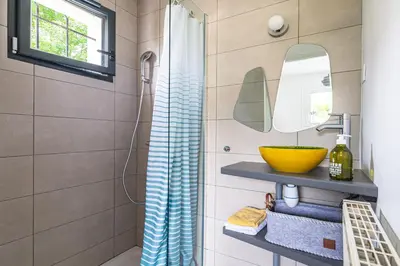 Salle de bains dans l'établissement Au 10 le long du canal