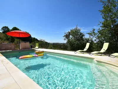 Piscine de l'établissement Burgundy Poolside Getaway ou située à proximité