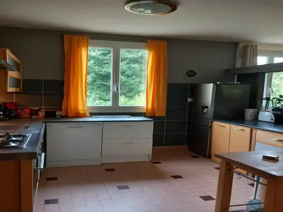 Cuisine ou kitchenette dans l'établissement Burgundy Poolside Getaway