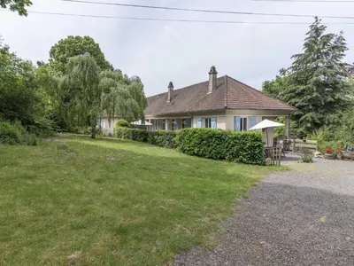 Jardin de l'établissement Burgundy Poolside Getaway