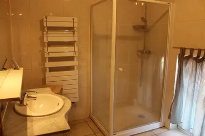 Salle de bains dans l'établissement Les Riquets
