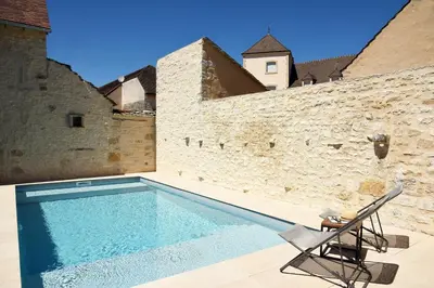 Piscine de l'établissement Le Charles V ou située à proximité