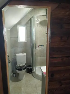 Salle de bains dans l'établissement Le Serpolet