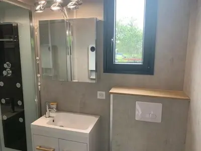 Salle de bains dans l'établissement Trois Six Vendée