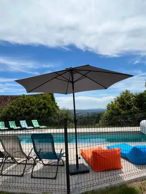 Piscine de l'établissement Gîte de la Doit, en pleine campagne, pour 14 pers ou située à proximité