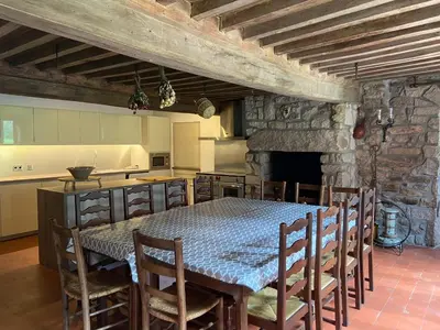 Cuisine ou kitchenette dans l'établissement Ancienne Auberge des Brizards - Morvan (14 personnes)